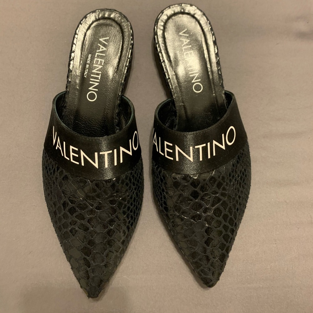 💥SOLD💥Valentino flat point toe black mules